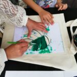 warsztaty zdobienia toreb - dziecko maluje torbę