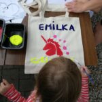 warsztaty zdobienia toreb - dziecko maluje torbę