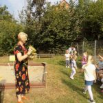 MGBP-filia-nr-1-spotkanie-z-jesienia-w-Mirkowie-bibliotekarka-z-dziećmi