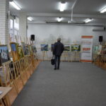 zwiedzający wystawę malarstwa w MGBP