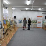 zwiedzający wystawę malarstwa w MGBP