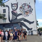 Muralki w Łodzi - wycieczka młodzieży z projektu Równać Szanse
