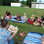 Czytanie dla dzieci w plenerze na filii w Pieczyskach