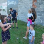 Czytanie dla dzieci w plenerze na filii w Pieczyskach