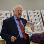 Edward Stankowiak spotkanie w Domu seniora wystawa Opowieśc o Janie Pawle II kartką pocztową pisana
