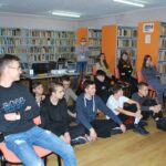 zajęcia dla młodziezy z komiksu na filii bibliotecznej w Pieczyskach, grupa młodziezy ogląda film instruktażowy
