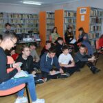 zajęcia dla młodziezy z komiksu na filii bibliotecznej w Pieczyskach, grupa młodziezy maluje