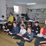 zajęcia dla młodziezy z komiksu na filii bibliotecznej w Pieczyskach, grupa młodziezy maluje