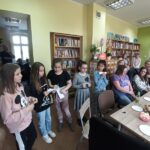 dzień matki w bibliotece dzieci recytują wierszyki