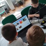 dzieci pracują na komputerze