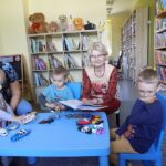 biblioteka zajecia dla dzieci dzieci i dorośli przy stole