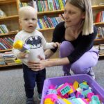 biblioteka zajecia dla dzieci mama z dzieckiem