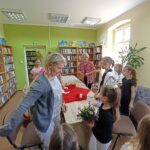 dzień dziecka w bibliotece, dziecii dorośli robią na szydełku
