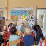Spotkanie w przedszkolu dzieci i bibliotekarka
