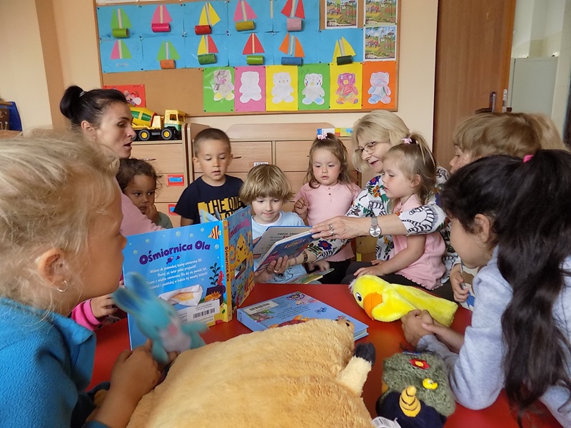 Filia Biblioteczna w Kuźnicy Skakawskiej – czytanie z dziećmi w Mirkowie