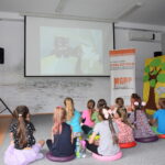 grupa dzieci ogląda bajkę o Kocie Filemonie