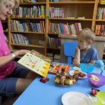 czytanie z maluszkami, bibliotekarka czyta dziecku
