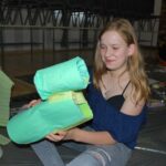 czytanie na spontanie dziewczynka tworzy smoka z kartek kolorowych