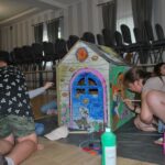 czytanie na spontanie dzieci malują farbami tekturowe domy