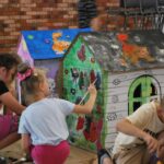 czytanie na spontanie dzieci malują farbami tekturowe domy