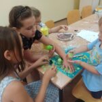 dzieci malują figurki z masy solnej