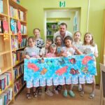 Filia Kuźnica Skakawska, burmistrz i grupa dzieci z plakatem