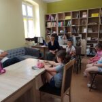 Filia Kuźnica Skakawska, burmistrz i grupa dzieci rozmawiają w kręgu