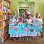 Filia Kuźnica Skakawska, burmistrz i grupa dzieci z plakatem