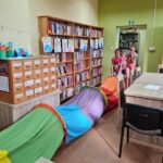 wnętrze biblioteki tunel z materiału dla dzieci