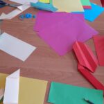 kolorowe papiery na stole