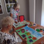 seniorki malują farbami