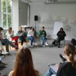 Projekt młodzieżowy, grupa młodzieży siedzi na krzesełkach