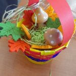 koszyczek wykonany przez Seniorkę, miniaturka z drewnianymi grzybkami, liśćmi z filcu