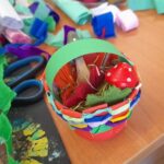koszyczek wykonany przez Seniorkę, miniaturka z drewnianymi grzybkami, liśćmi z filcu