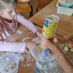 dzieci robią gniotki z mąki