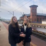 dwie dziewczyny stoja na peronie dworca pkp