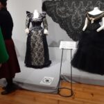 dwie suknie żałobne z 19 wieku