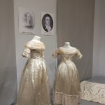 dwie suknie wyjściowe z 19 wieku