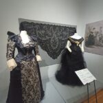 dwie suknie żałobne z 19 wieku