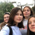 selfie, grupa młodzieży na tle zieleni