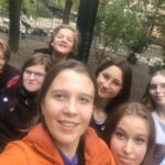 selfie, grupa młodzieży na tle drzew w zoo