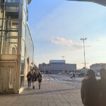 grupa młodzieży zmierza chdnikiem do dworca pkp w Poznaniu