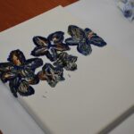zajęcia zrtystyczne dla seniorów, obraz z kwiatami - szkic farbmi