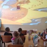 grupa dzieci ogląda film