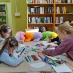 dzieci pisza historie o maskotce Teresie