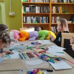 dzieci pisza historie o maskotce Teresie