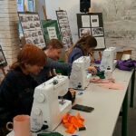 czytelnia biblioteki, młodzież szyje na maszynach do szycia