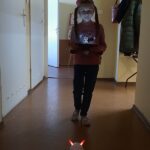 dziewczynka i jadący przed nią robot Photon