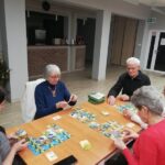 grupa seniorów gra w gry planszowe