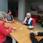 grupa seniorów gra w gry planszowe